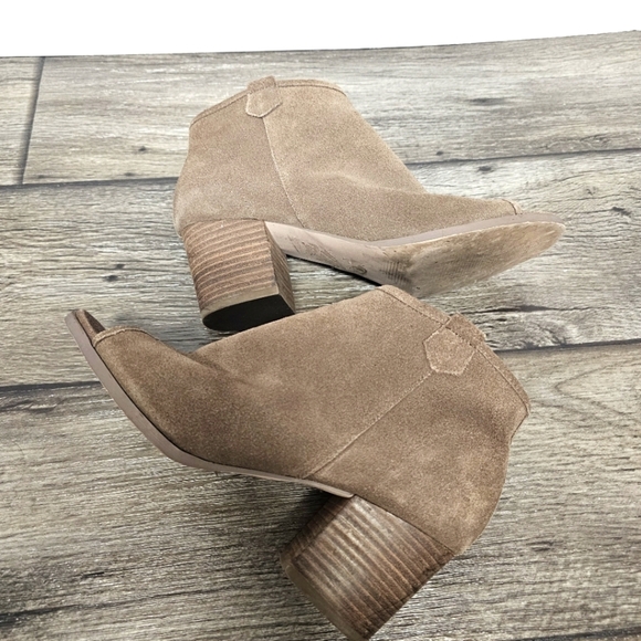 Sole Society Tan Neutral Faux Suede Heeled Booties Minimalist Chic Casual Fall - Picture 1 of 7